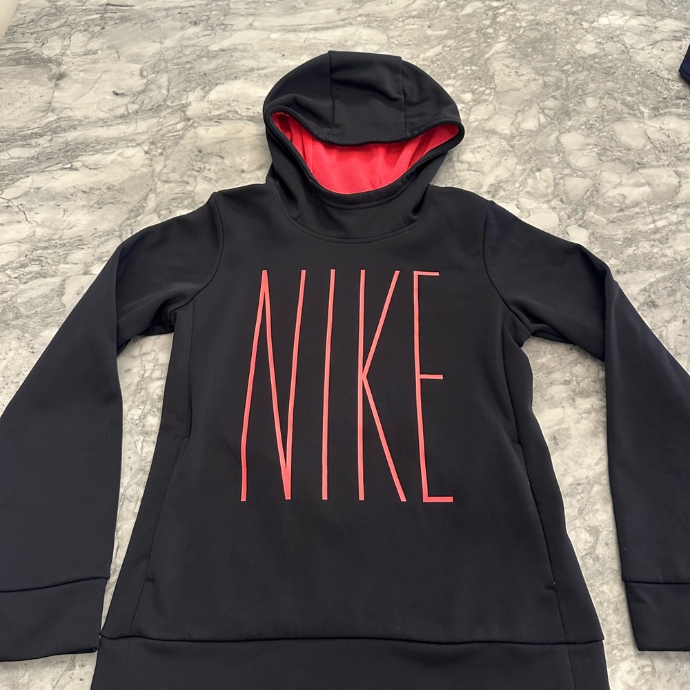 Nike Therma Graphic Pullover Black Hoodie with Pink Logo